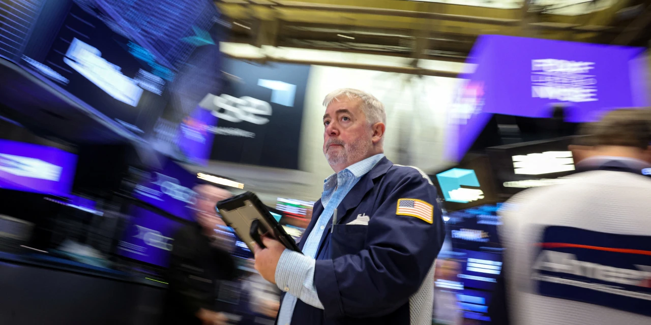 U.S. Tech Futures Slip While Oil Falls on Lebanon Ceasefire