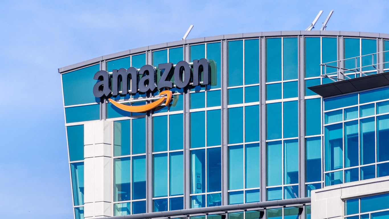 Amazon Slides 7% as Earnings Miss and AI Spending Turn Free Cash Flow Negative; Meta Falls 2%, Alphabet Dips, Walmart Gains 2%