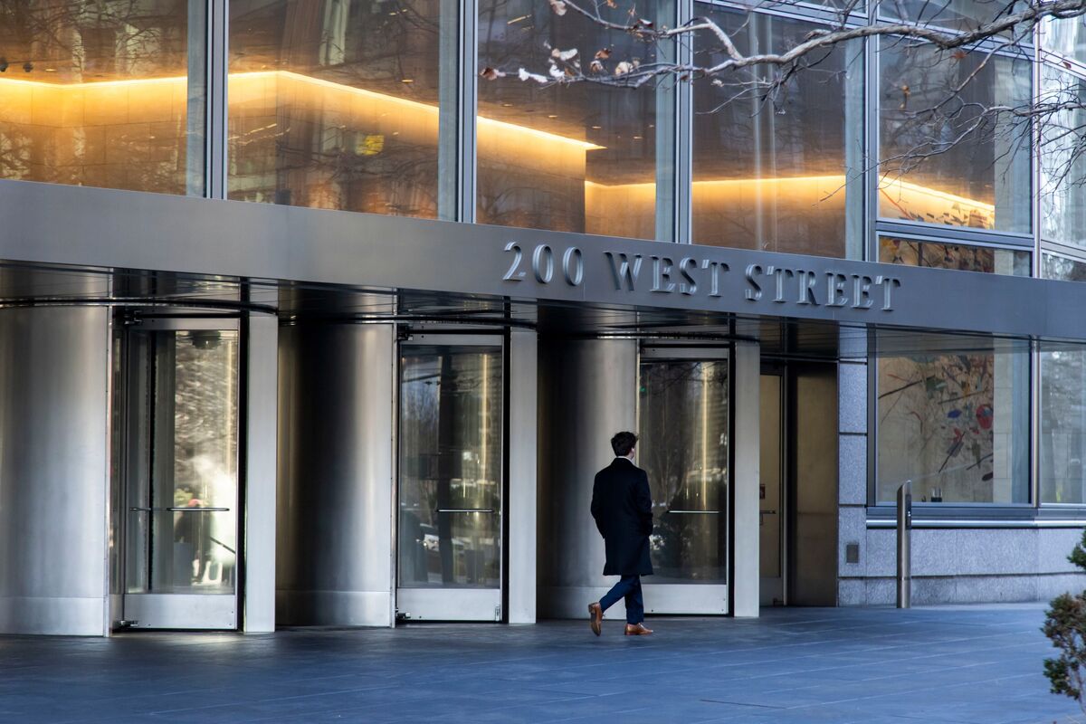 Goldman Banker Exits After Posts Against Trump, Spain’s Sánchez