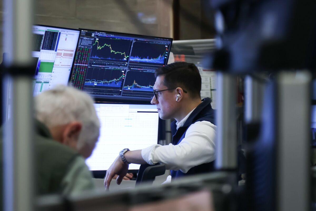 US Stocks Slouch Into Year End With Nike and Tesla Rallying