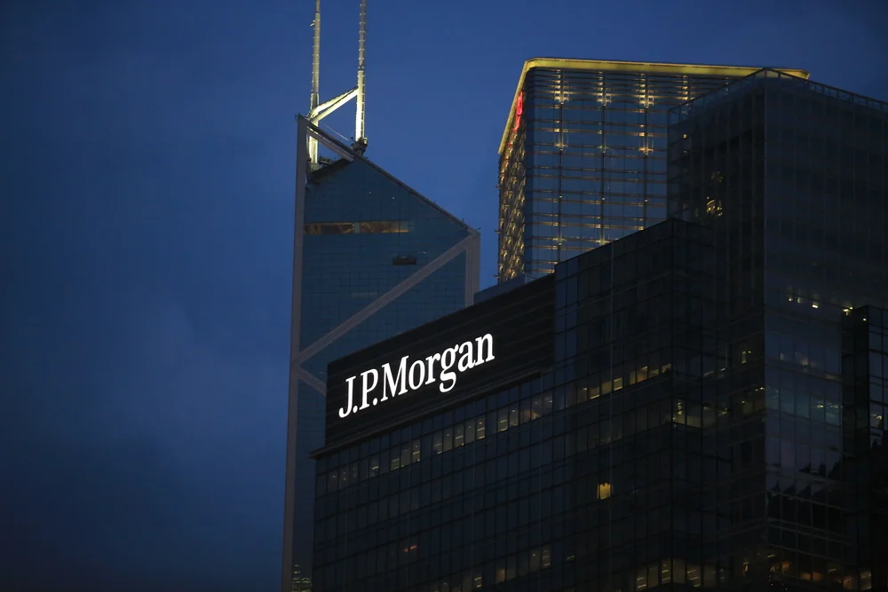 'Who Do I Sue?' JPMorgan Exec Sees Public Blockchains As Inadequate For Large Transactions - JPMorgan Cha - Benzinga