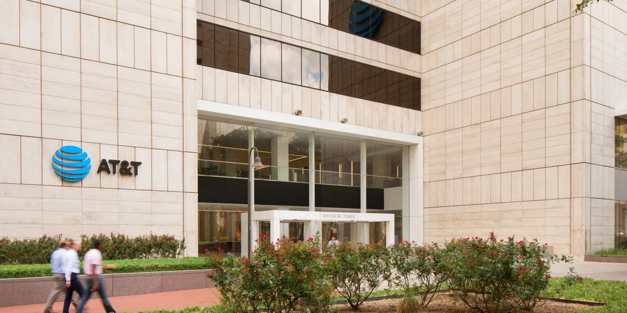 AT&T Is Plowing $250 Billion Into Building Its Network. Why the Stock Is Down.