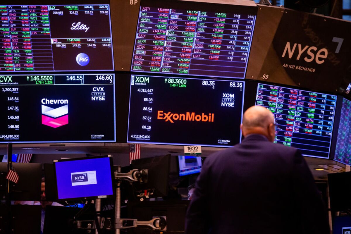 Chevron-Exxon Faceoff Hinges on Growth Ambitions - Bloomberg