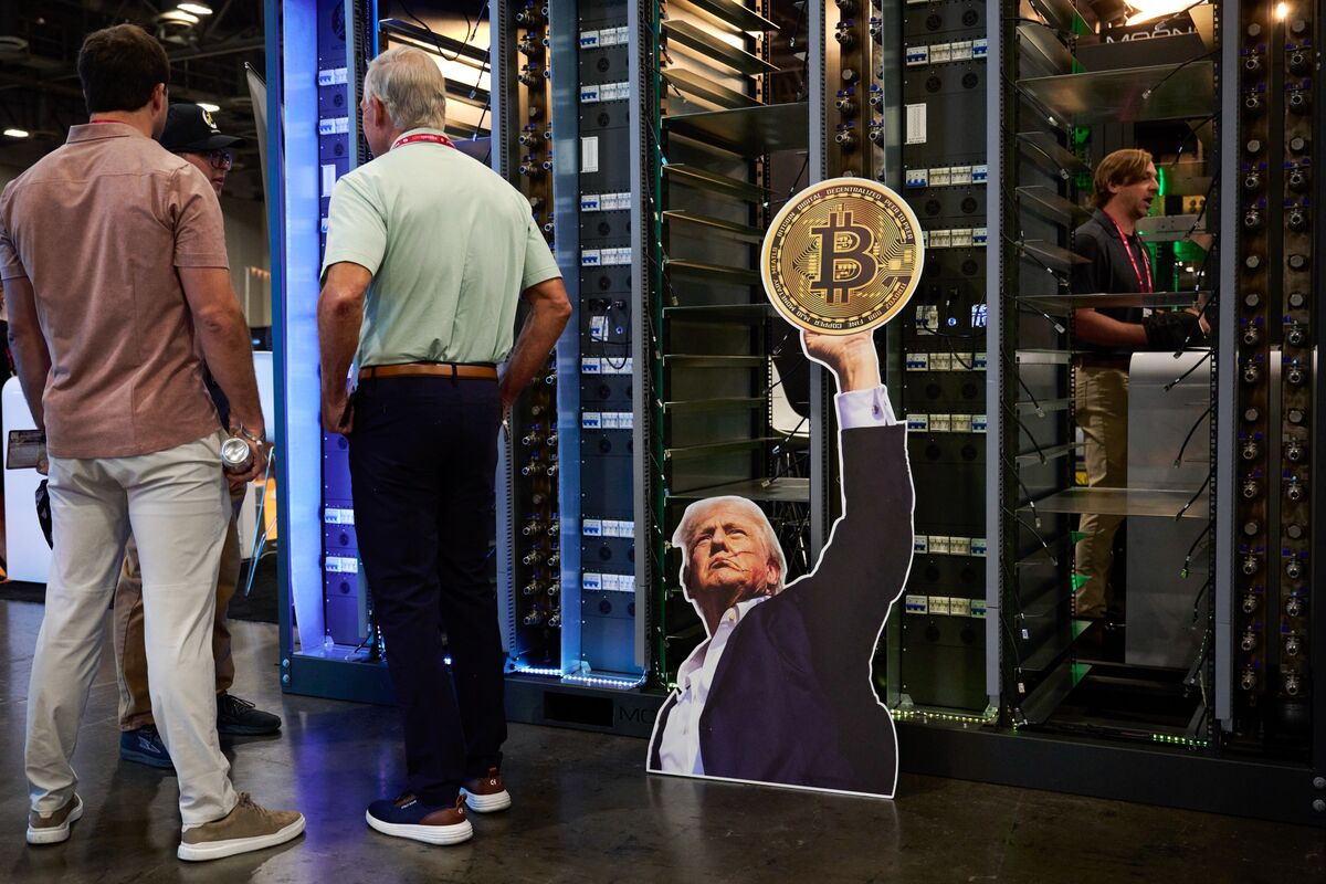 A Lucrative Crypto Contract Sets Off New No-Bid Fight for Trump