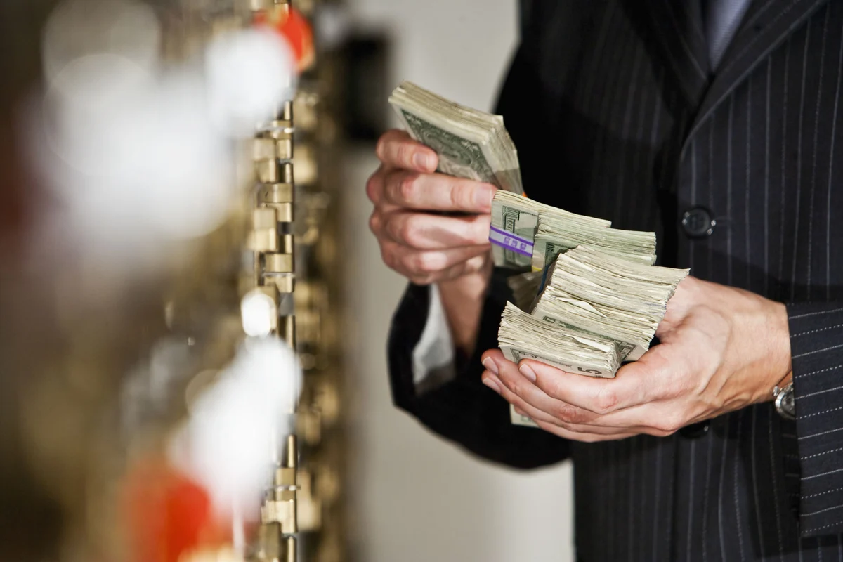 JPMorgan Chase Earned More in 2025 Than Bank of America and Wells Fargo Combined. Can the Stock Keep Outrunning Them?