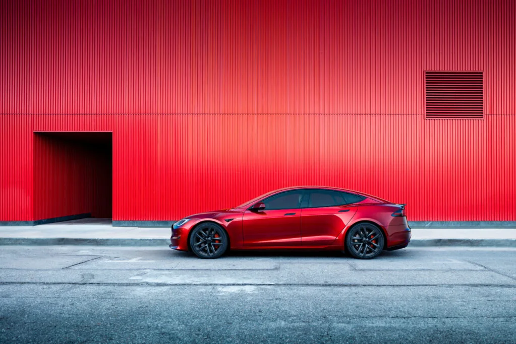 Tesla's Growth Story Battles Valuation Concerns Amid Market Crosscurrents