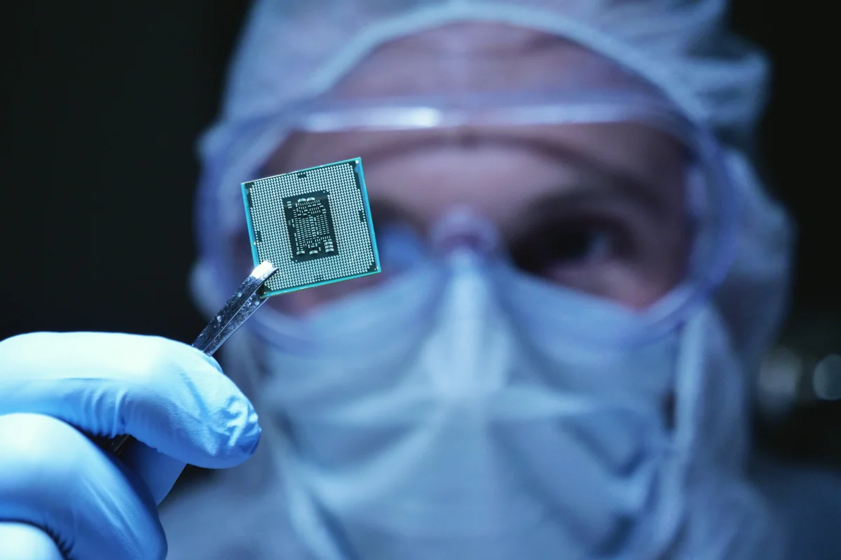 One Huge Fund Just Bought Taiwan Semiconductor Manufacturing and Dumped Micron Stock. Which Stock Is the Superior Choice?