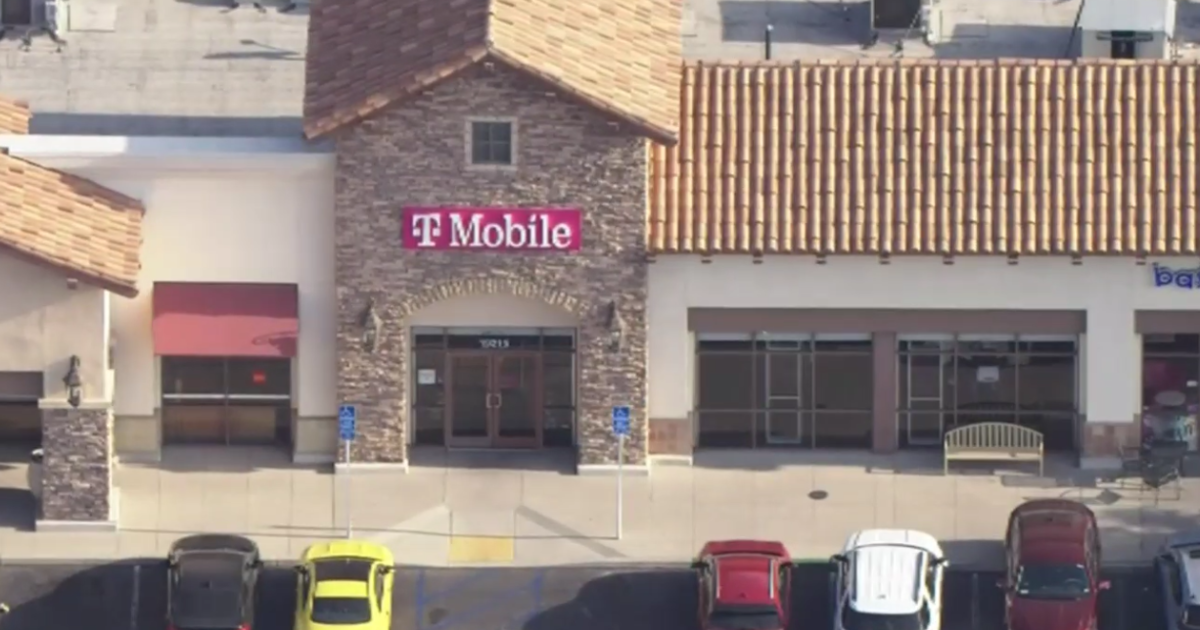 Thieves hit T-Mobile in Santa Clarita, take off with $6k worth of stolen goods - CBS News