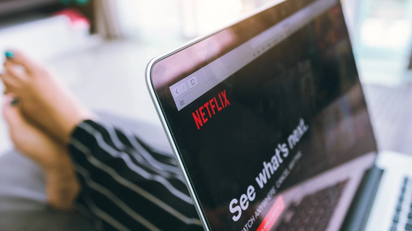 Netflix Falls 4% as Rate Repricing Pressures Long-Duration Growth; Disney Dips, Warner Bros. Discovery Sits Tight