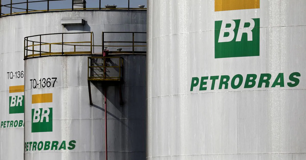 Brazil transition team asks Bolsonaro govt to halt Petrobras asset sales - Reuters