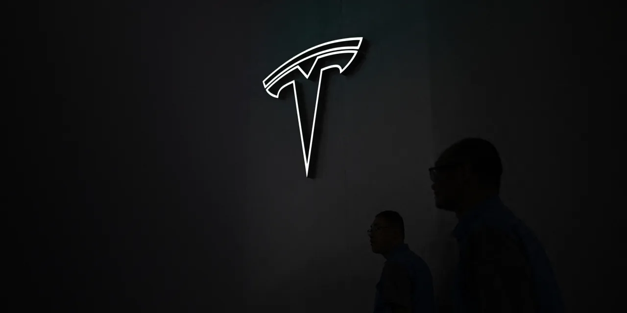 Tesla Stock Drops as CFO Sells Shares. Can It Hold Above $400?
