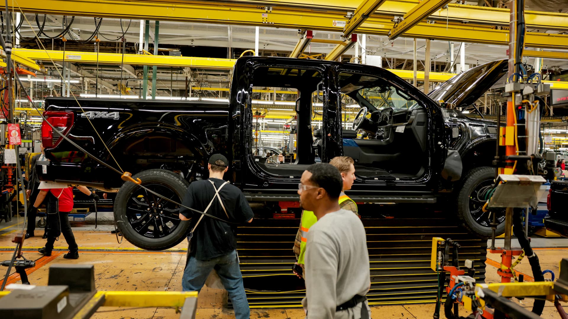 Ford continues ramping up pickup truck production as sales fall 10.3% in August