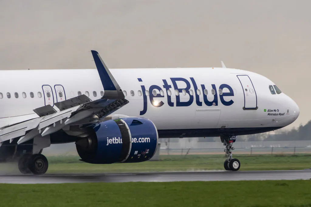 JetBlue shares fly higher as it begins accepting Venmo