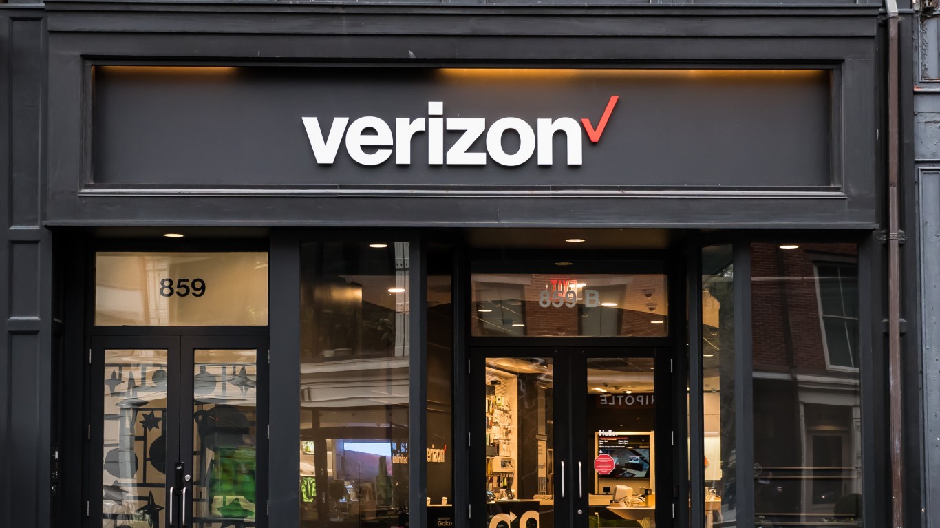 Five High-Yield Dividend Stocks Averaging 5.8% Annual Returns: Realty Income, PepsiCo, Verizon, EPD, NNN