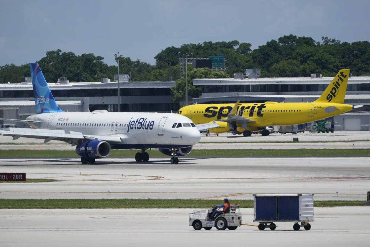 JetBlue strikes a deal to sell Spirit's LaGuardia operation if it succeeds in buying Spirit - Yahoo Finance