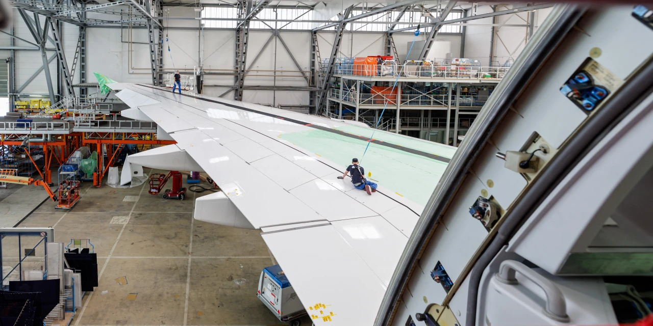 Sixteen Airbus A380s to Undergo Inspection After Cracks Found on Wings