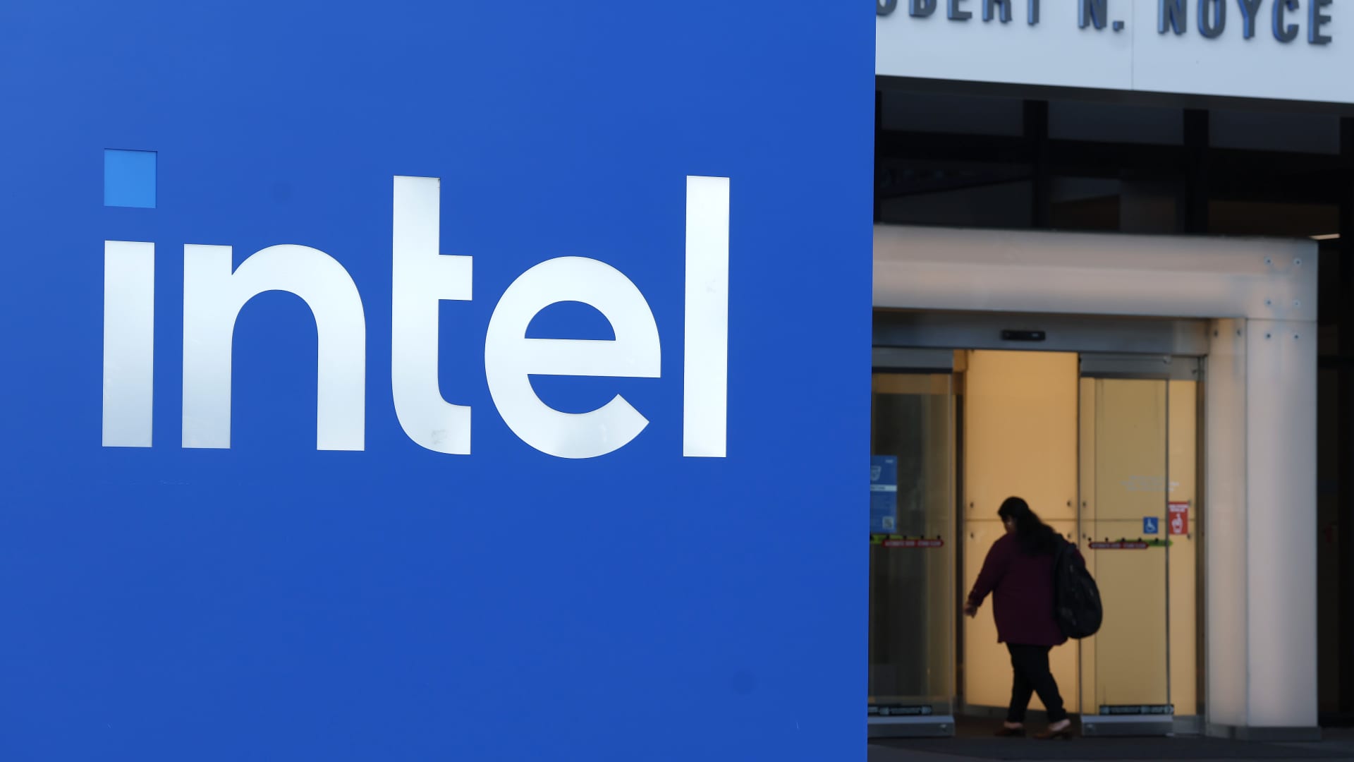 Intel stock falls 11% after company offers soft first-quarter guidance