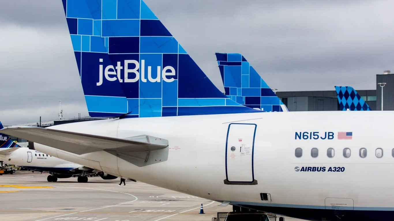 JetBlue Advances 9% on Earnings Beat and 2028 Profit Target, Lifting Delta, United, and Southwest