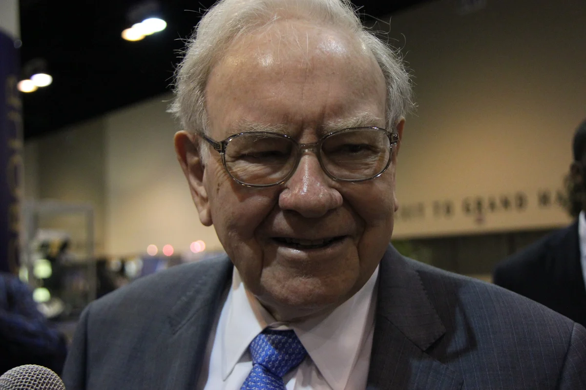 The Best Warren Buffett Stocks to Buy With $1,000 Right Now