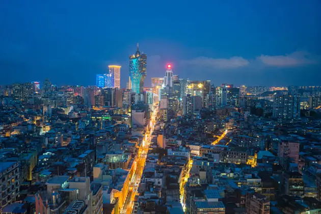 Las Vegas Sands falls after soft revenue trends in Macau and Singapore weigh