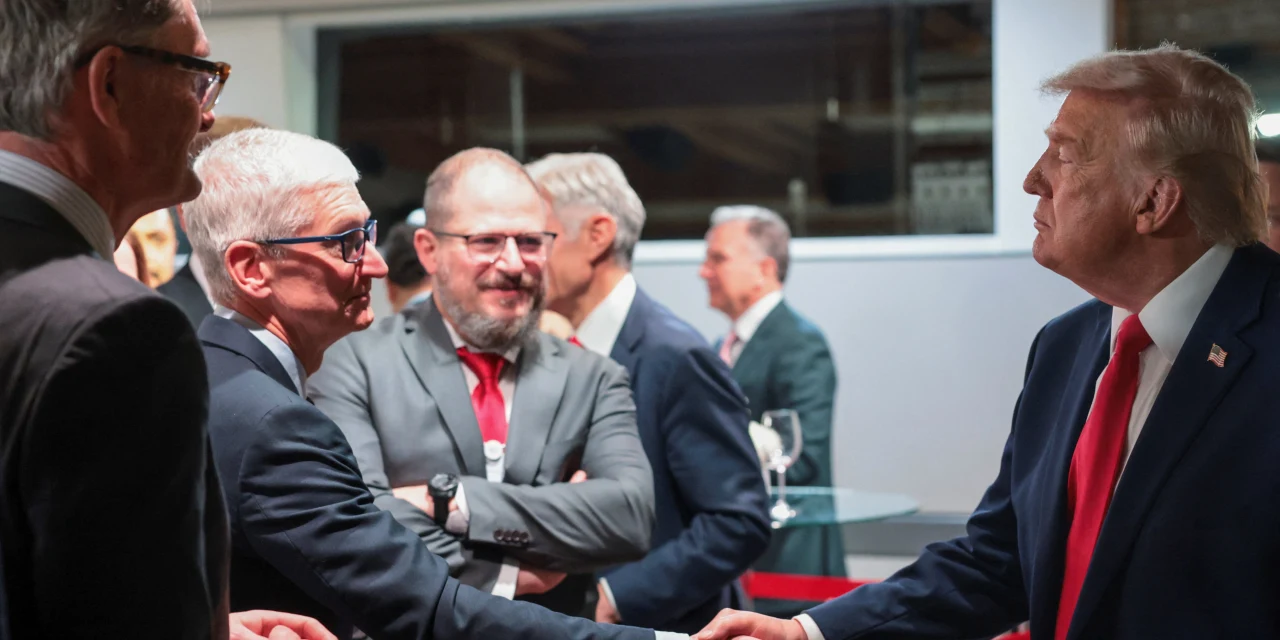 Being a White House VIP Thrusts Tim Cook into the Political Fray