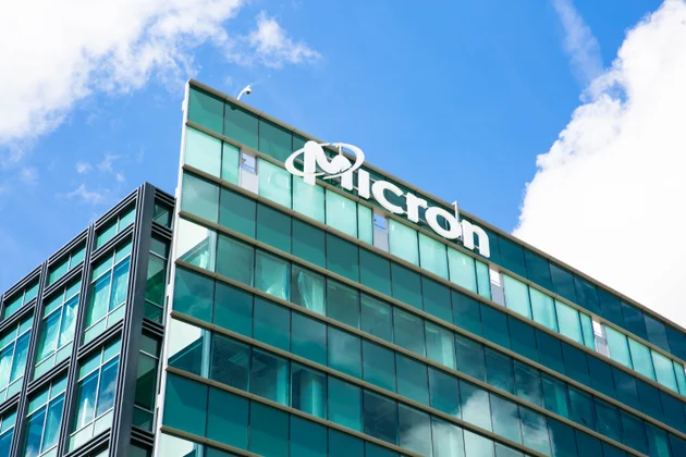 Micron steadies after 23% slide as investors weigh Trump's “hottest company” remark