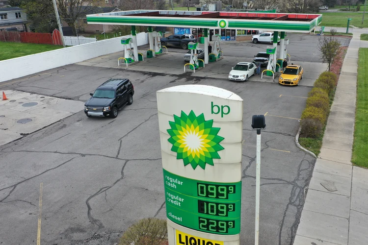 BP says fire extinguished at Midwest's largest refinery
