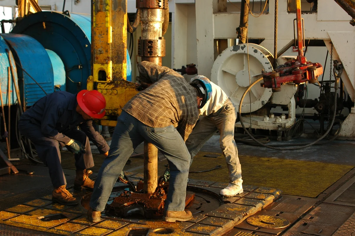 Shell vs. BP: Better Oil Stock for the Iran War?