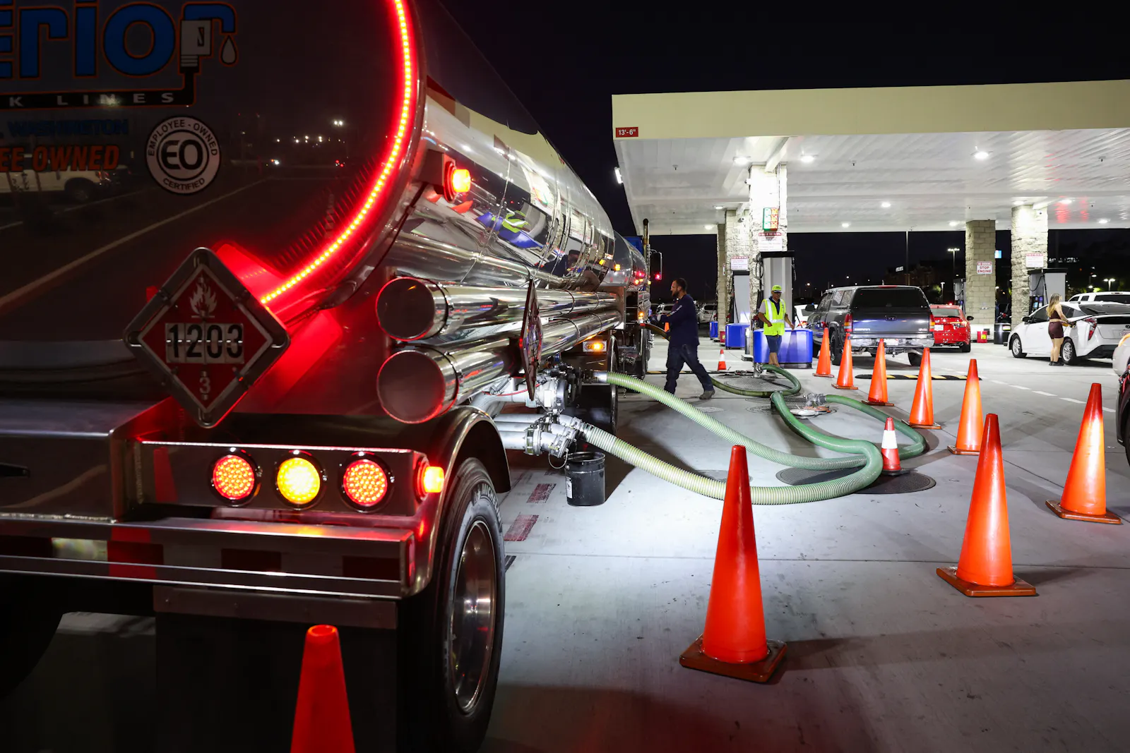 Stocks fall as oil prices rise