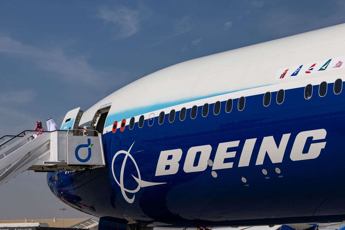 Emirates Throws Weight Behind Boeing With Top-Up Order for 777X