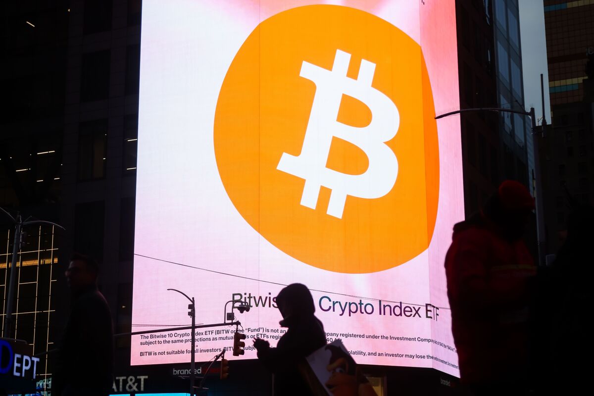 Bitcoin Trapped in Fragile Trading as Hedge Funds Pivot to Cash