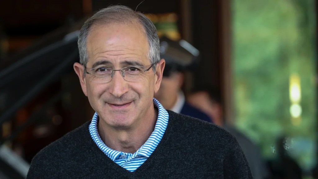Comcast Chairman Brian Roberts' Pay Rises 10.6% to $35.4 Million for 2023 - Yahoo Finance