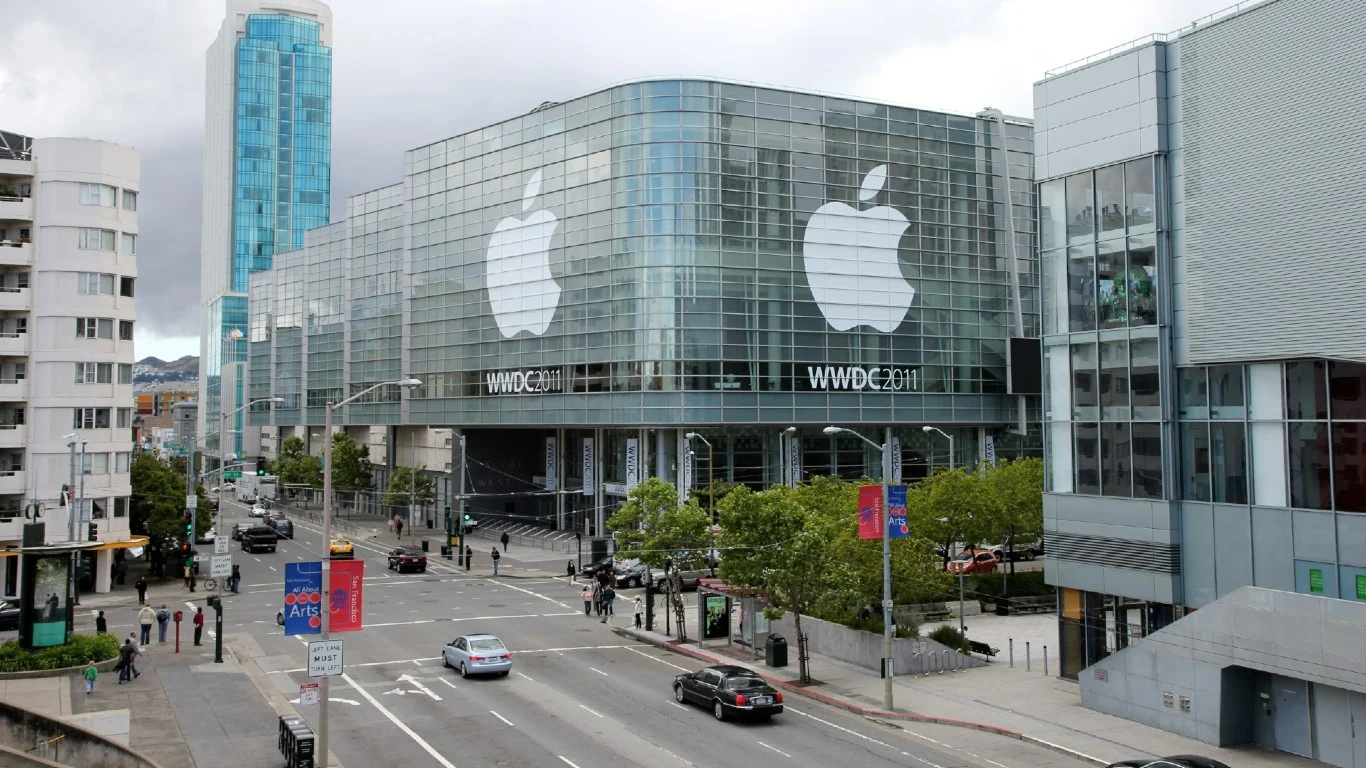 I'm Buying Apple's AI Advantage That Keeps It Ahead of the Mag 7 At Least Until This Point
