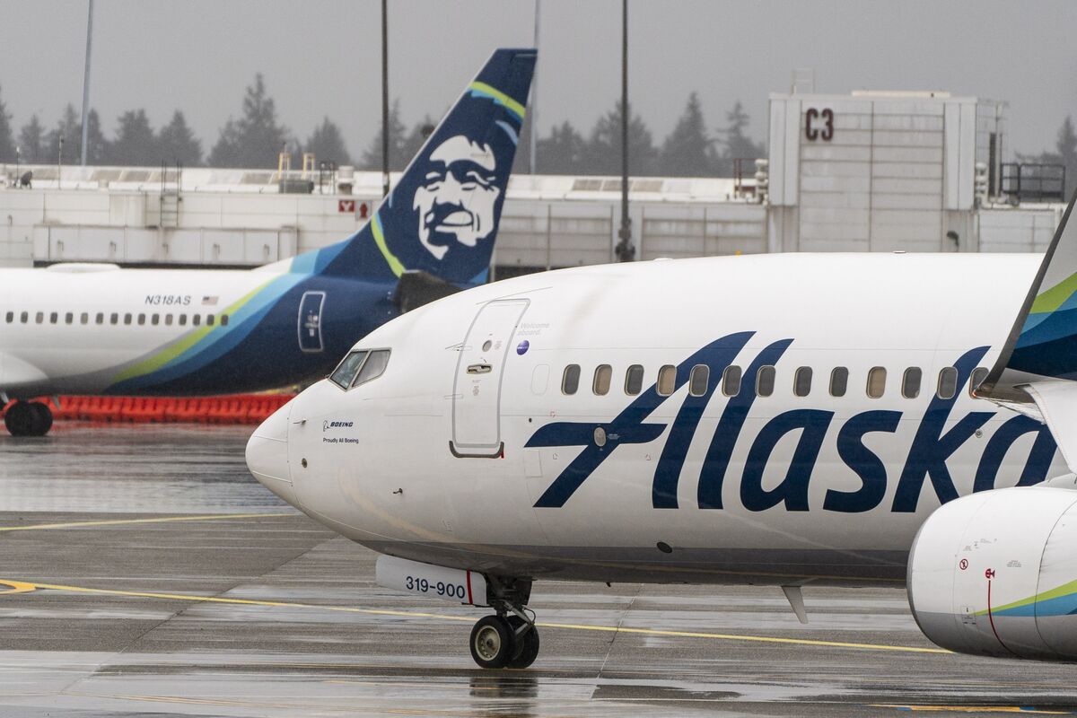 Alaska Air Tumbles Into Travel Chaos With Financial Hit Mounting