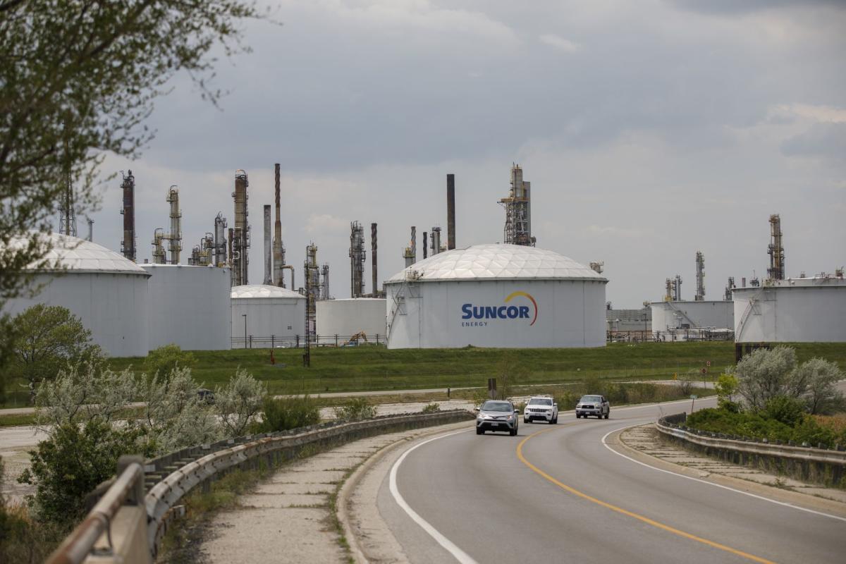 Suncor to Buy Back Debt After Oil Drop, Ratings Downgrade