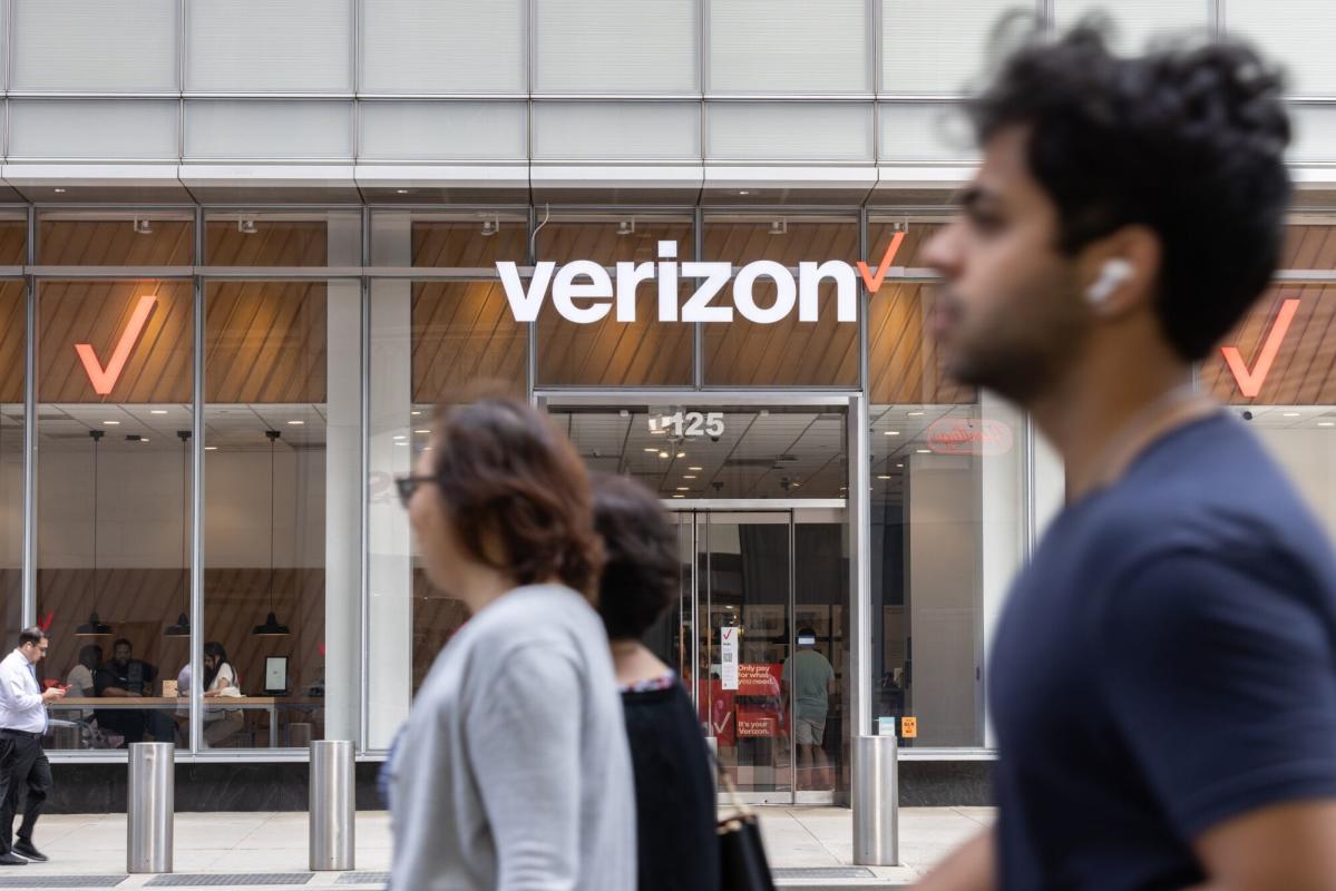 Verizon Drops On Customer Losses and Lagging Revenue