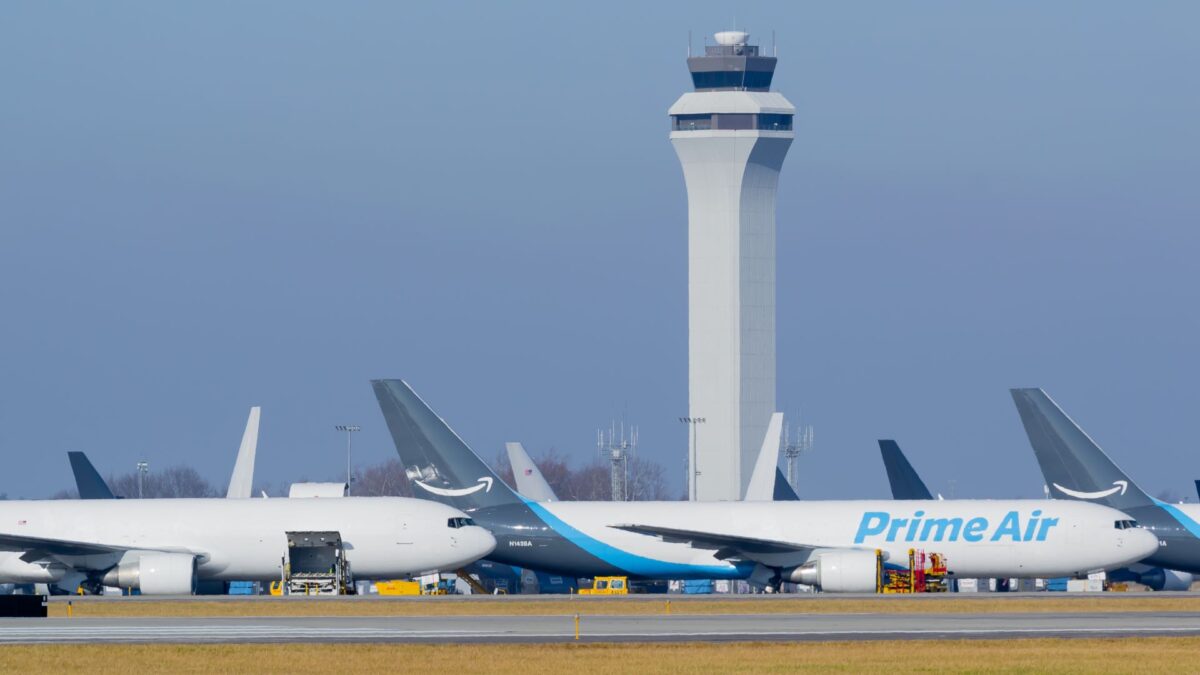 Hawaiian Airlines slowly adds freighters for Amazon business - Yahoo Finance