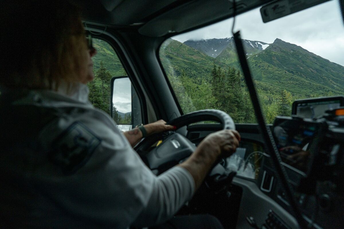 Walmart’s $115,000 Starting Pay and Better Rigs Draw Women to Trucking