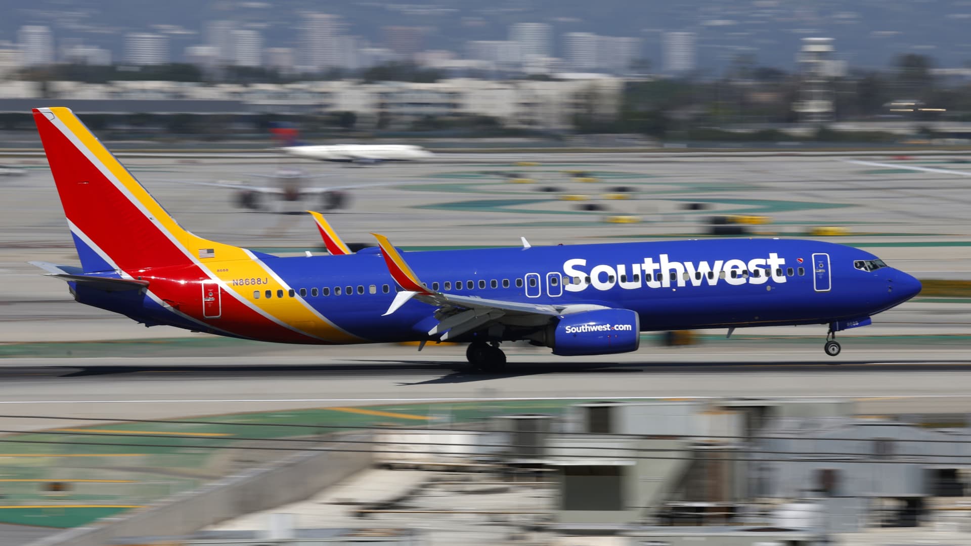 Southwest Airlines forecasts quarterly earnings below estimates on higher fuel