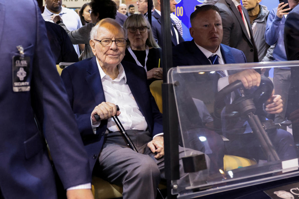 Why Warren Buffett's billions in cash at Berkshire Hathaway is a bearish stock market signal - Yahoo Finance