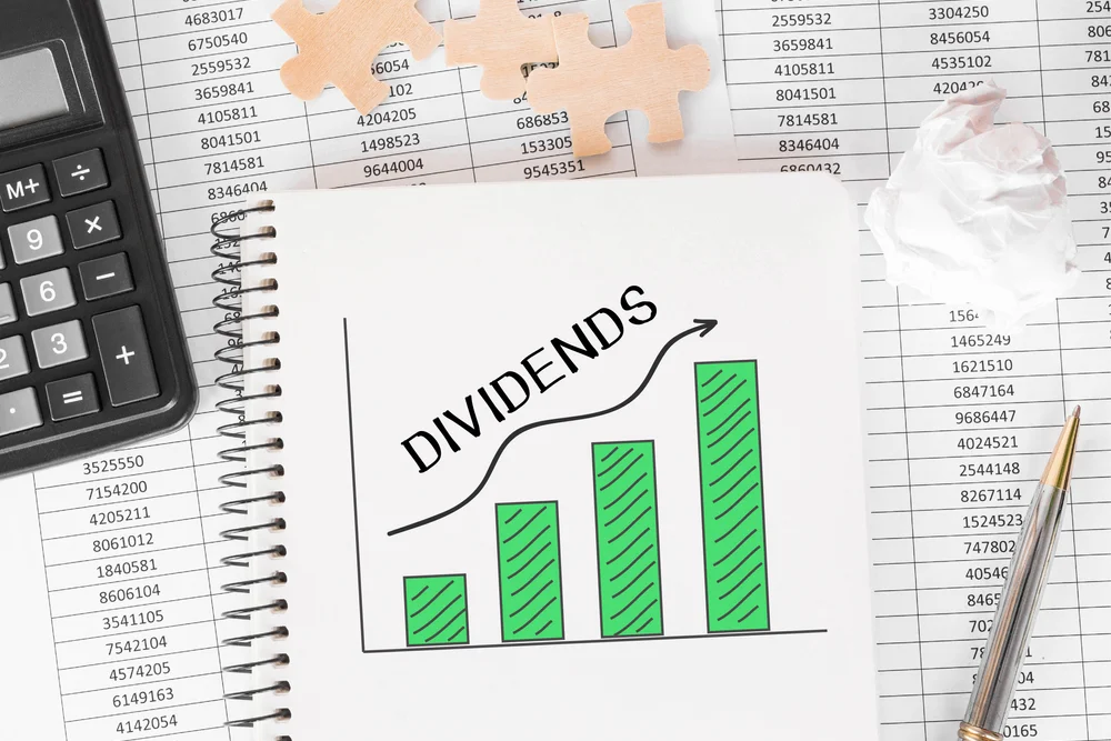 Wall Street Analysts Predict Over 30% Upside for These Dividend Stocks - APA, Healthpeak Pro - Benzinga