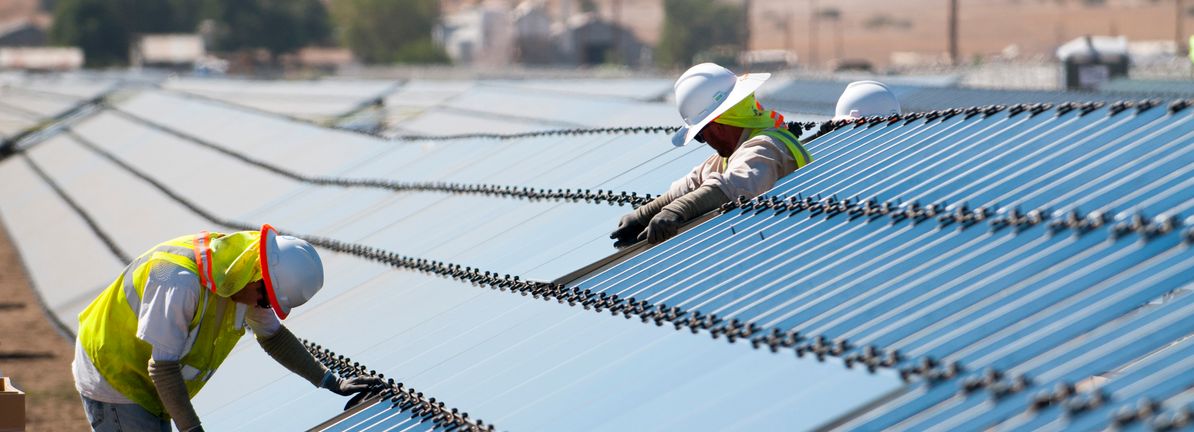 First Solar (NasdaqGS:FSLR) Revises 2025 Earnings Guidance Downward