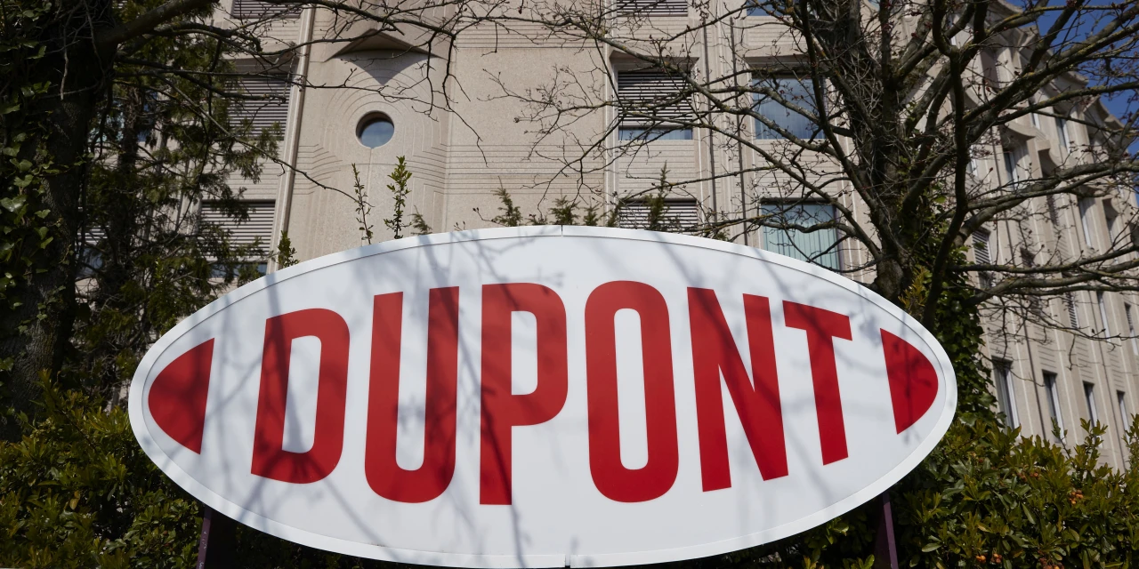 DuPont Plans Reverse Stock Split, Backs Guidance