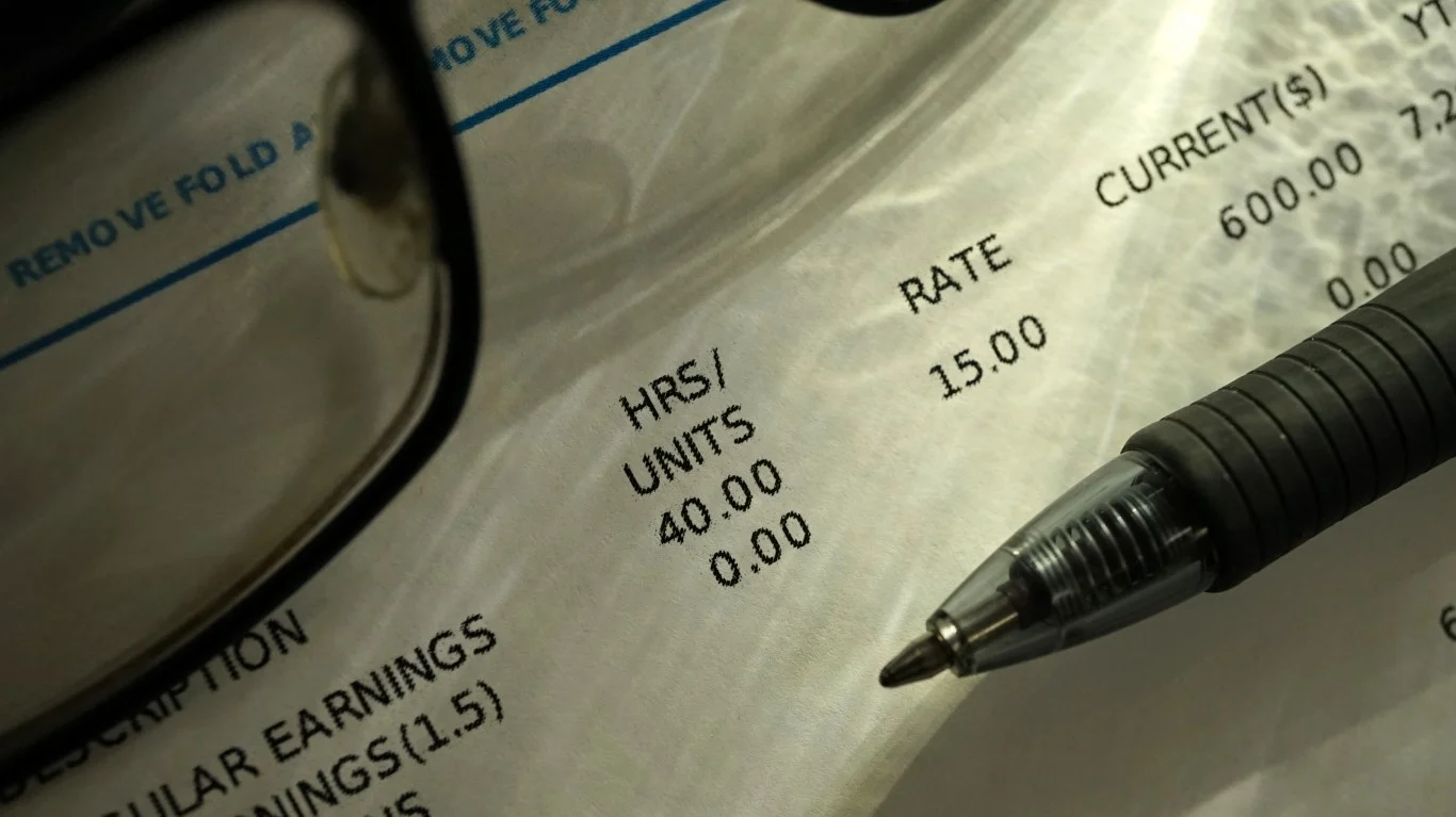 Attention Retirees: This 51-Year Dividend Aristocrat Is Secretly Riding a Multi-Billion Dollar Cash Wave