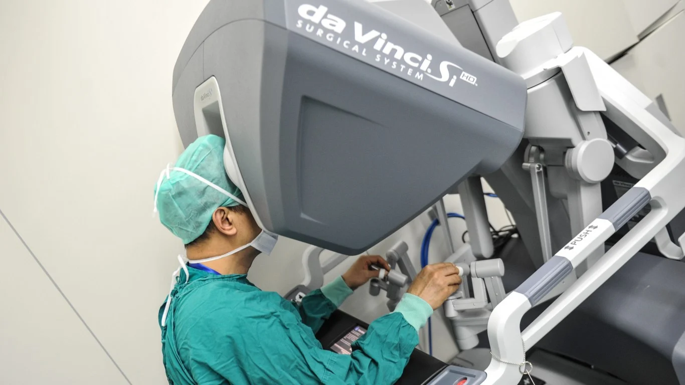 Intuitive Surgical Is Jumping 2.7% Ahead of Earnings. Is the Robotics Stock Ready to Recover?