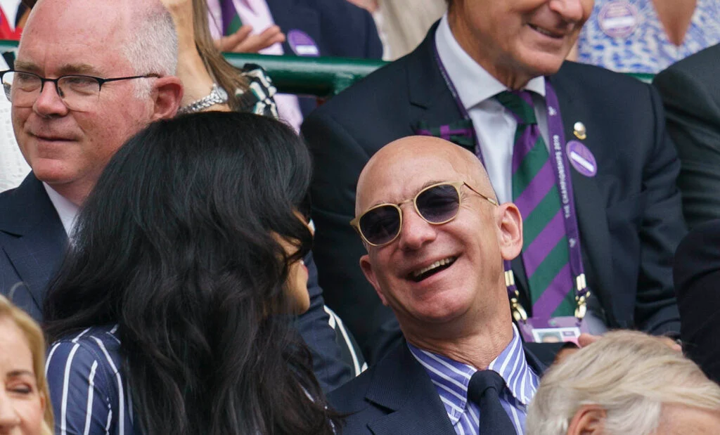 Google Rival DuckDuckGo Roasts Jeff Bezos' Tall Beverly Hills Fence And Mark Zuckerberg's Multi-Million Dollar Property Spree