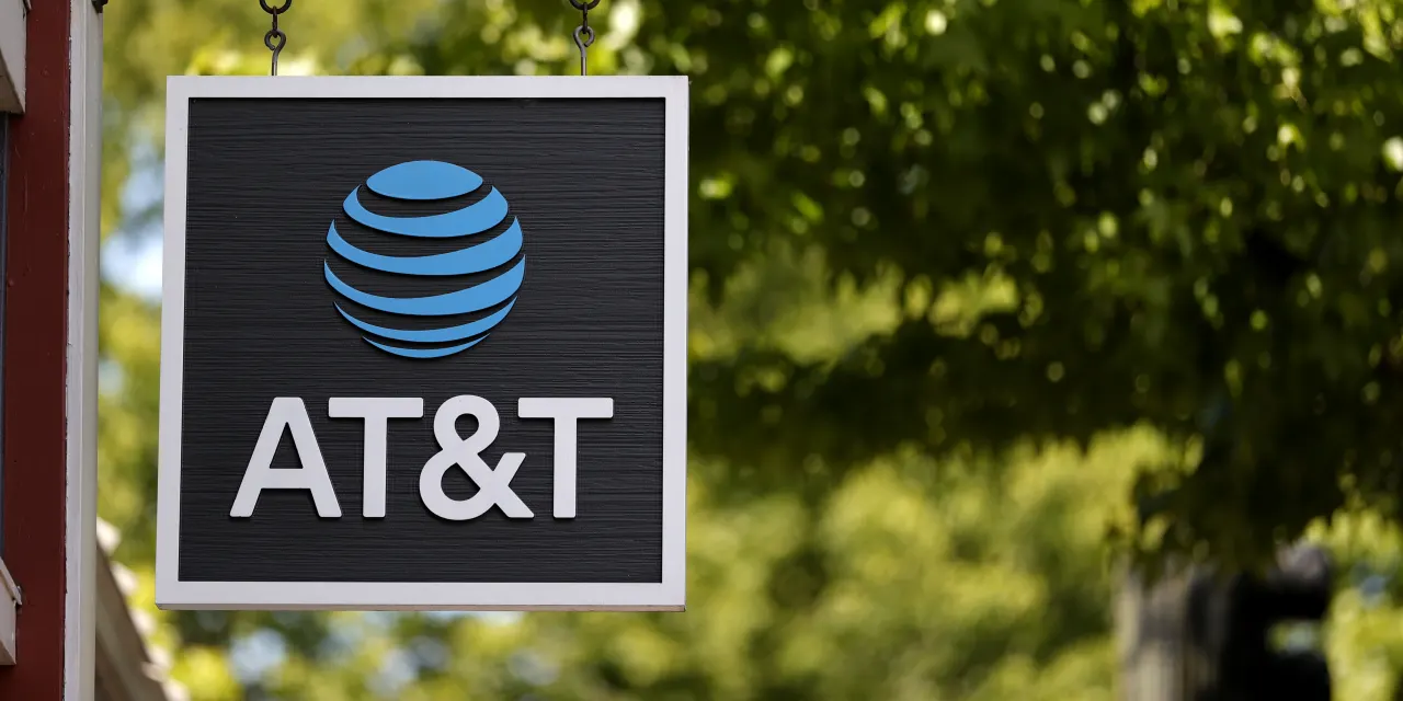 AT&T’s stock trades at a notable premium to Verizon’s. Should you still buy?