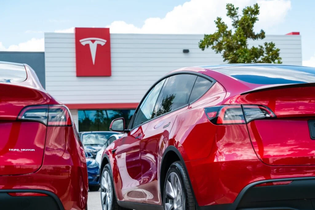 Why This Tesla Bull Remains Stubbornly Optimistic About EV Giant Amid Cloud Of Doubts: 'Every Headline Is Either World-Ending Or World-Beating...'