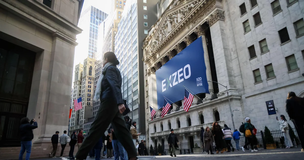 S&P 500 closes near record high on Friday