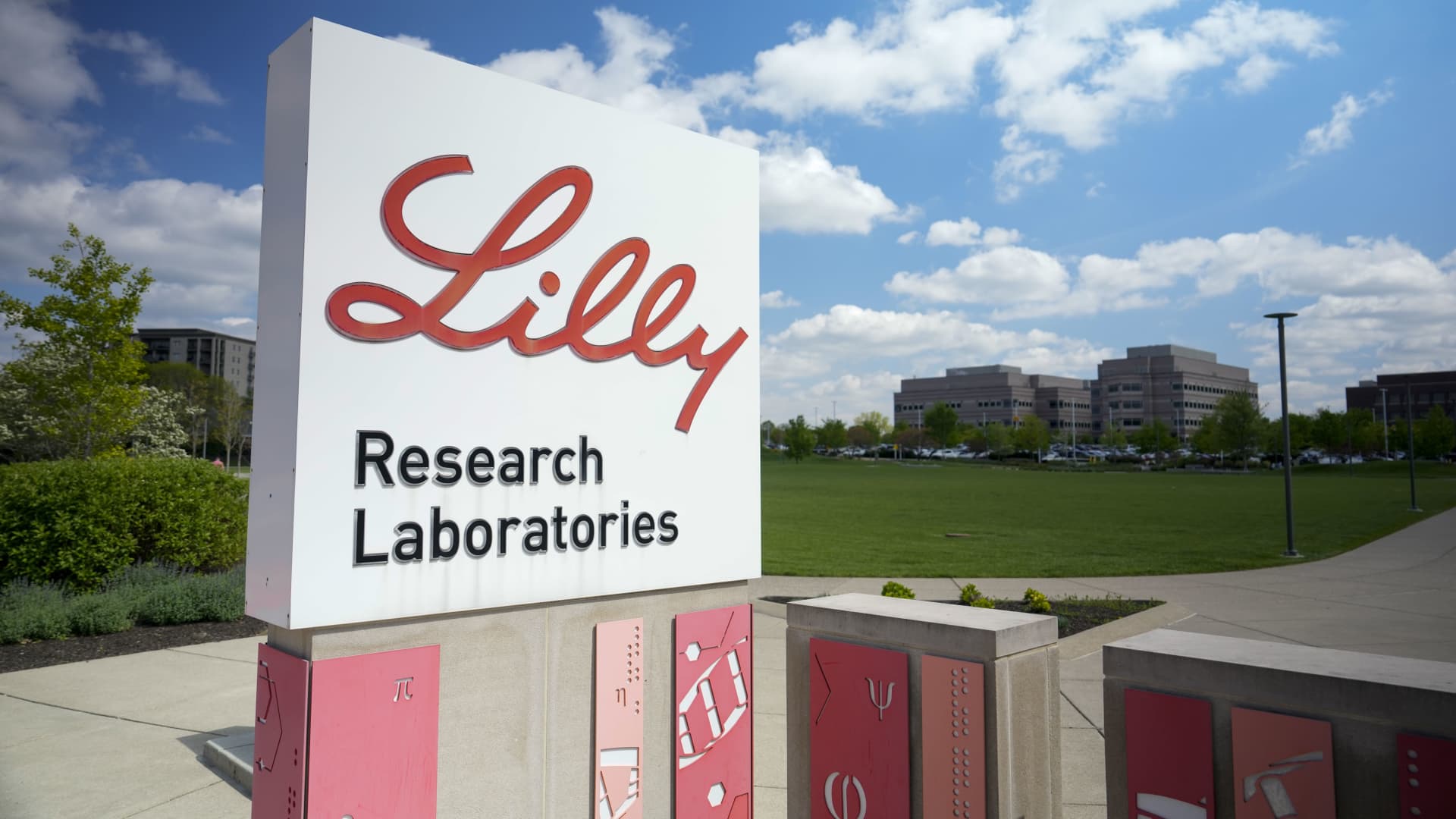 Eli Lilly climbs on win for rival weight-loss drug, and we still feel good about Abbott Labs - CNBC